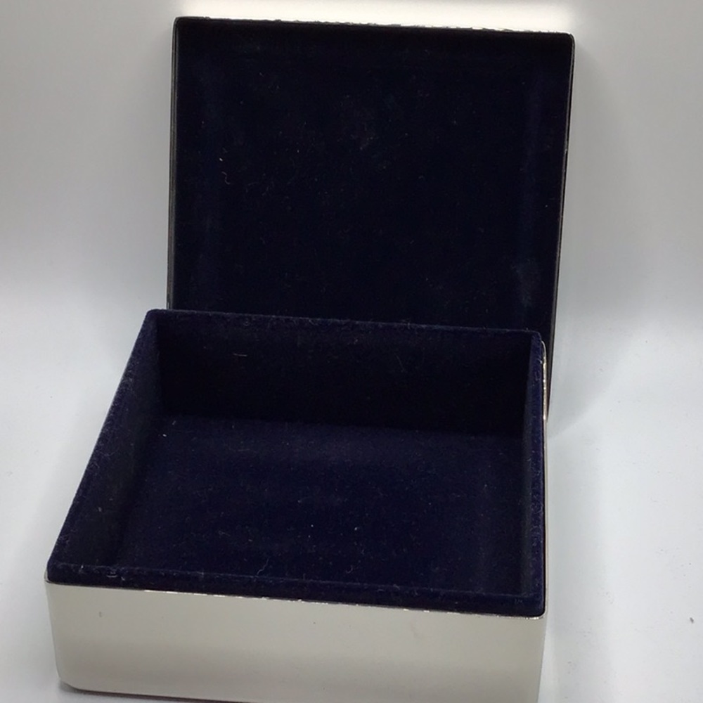 Chic Silver Initial Compact - image 3